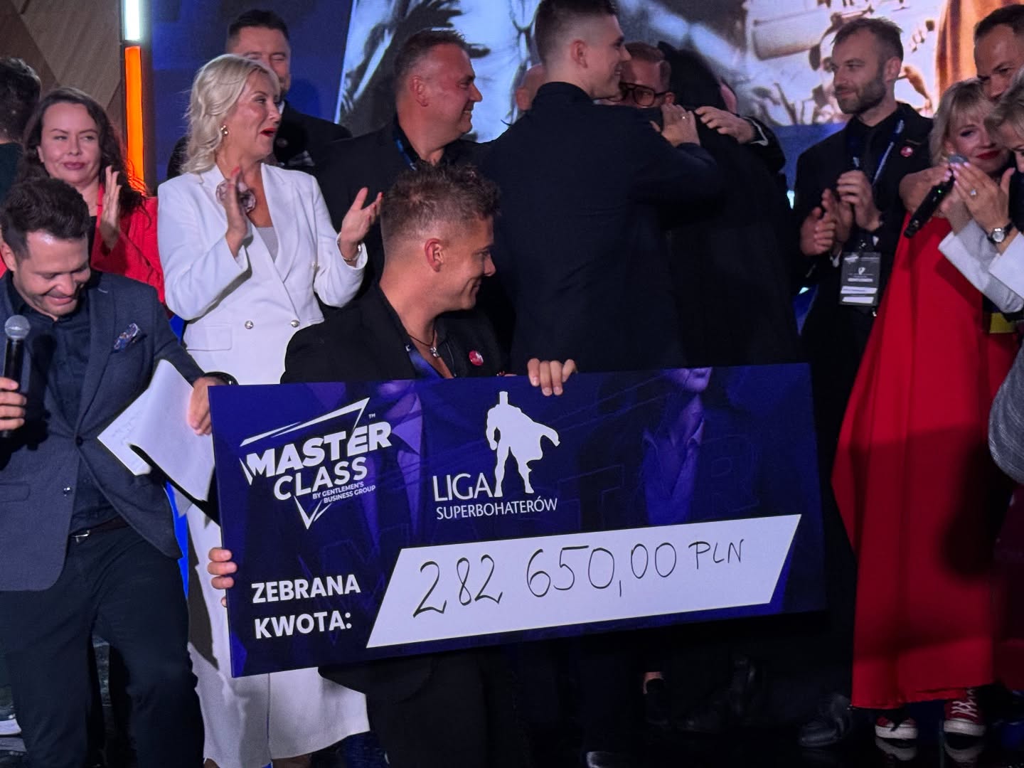 Symboliczny czek · 282 650 PLN dla Ligi Superbohaterów