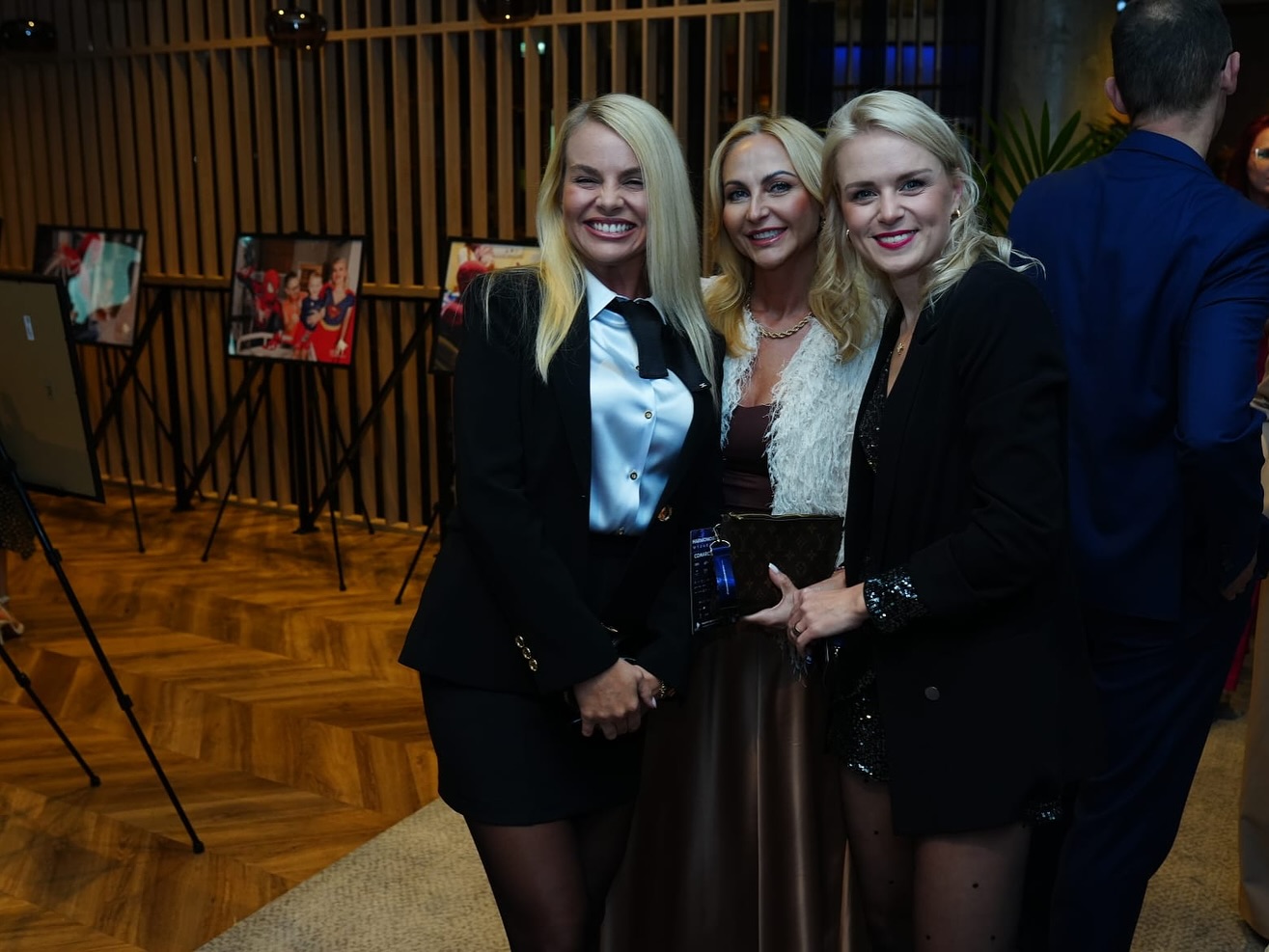 Goście w strefie wystawy fotograficznej